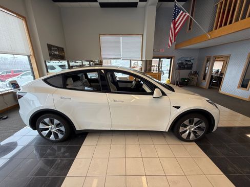 Used 2021 Tesla Model Y Long Range image 10