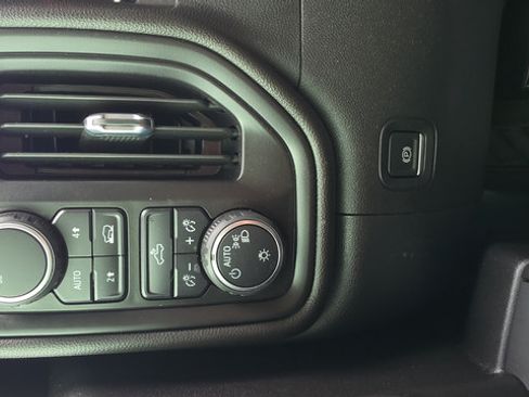 Used 2022 Chevrolet Silverado 1500 Custom w/ Safety Confidence Package AWD/4WD image 12