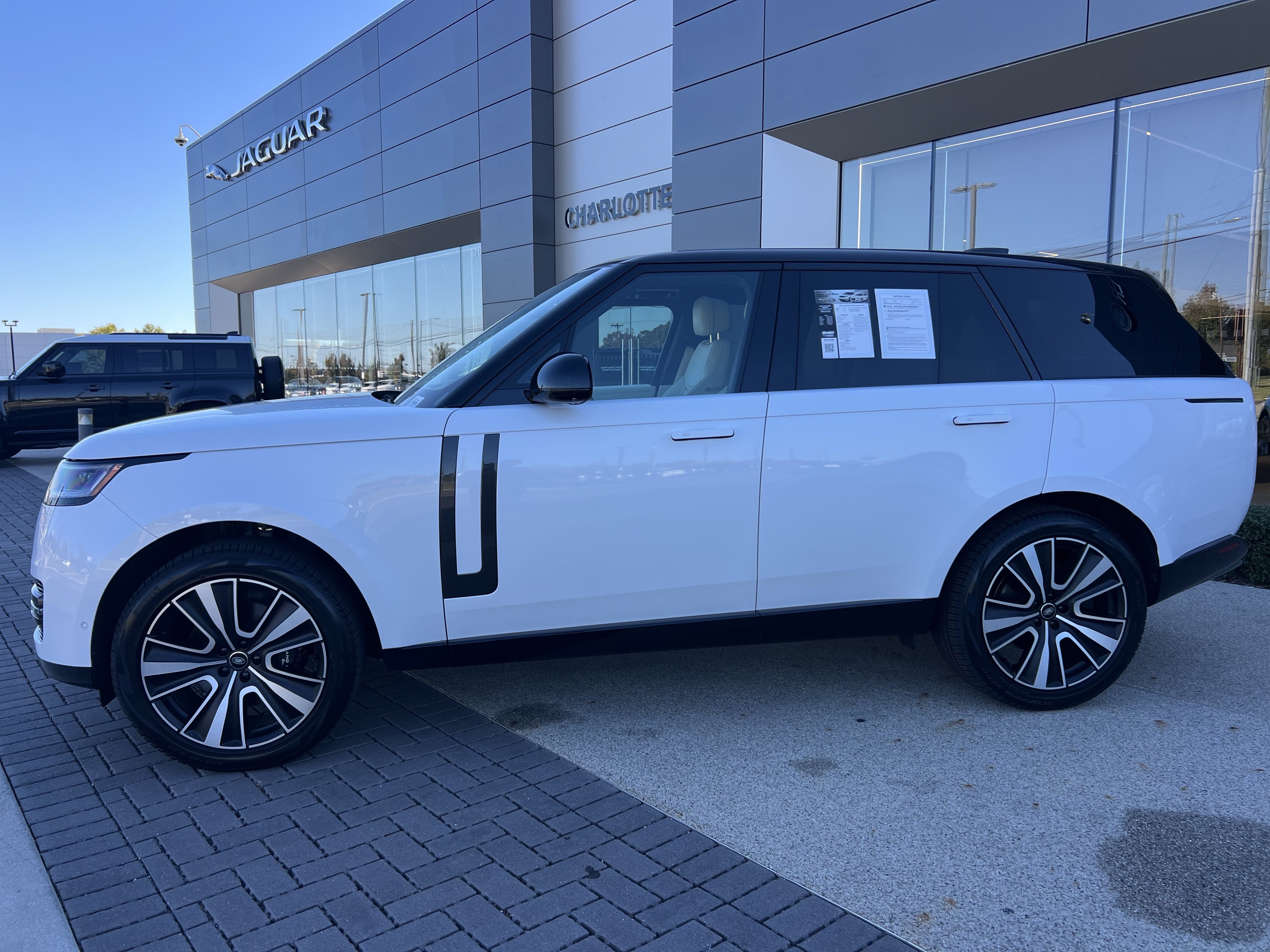 Certified 2025 Land Rover Range Rover SE AWD/4WD image 4