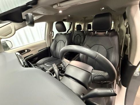 Used 2022 Chrysler Pacifica Touring-L w/ Uconnect Theater Family Group FWD image 5