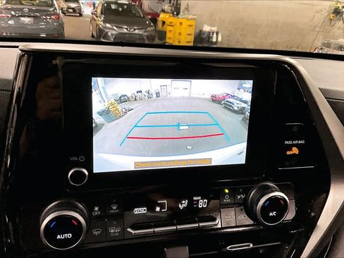 Used 2023 Toyota Highlander LE FWD image 27