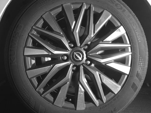 Used 2025 Nissan Altima 2.5 SV FWD image 11