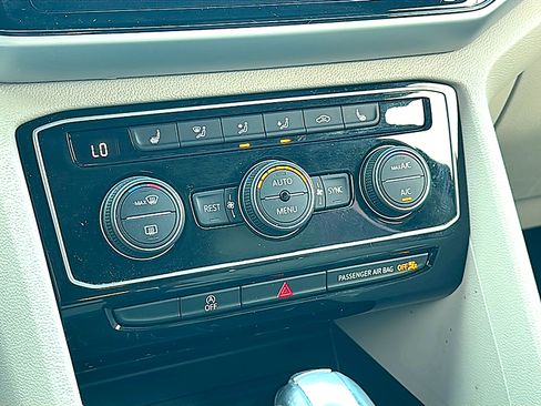 Used 2022 Volkswagen Atlas SE image 34