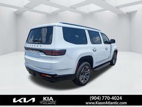 Used 2025 Jeep Wagoneer 4WD w/ Convenience Group I image 3