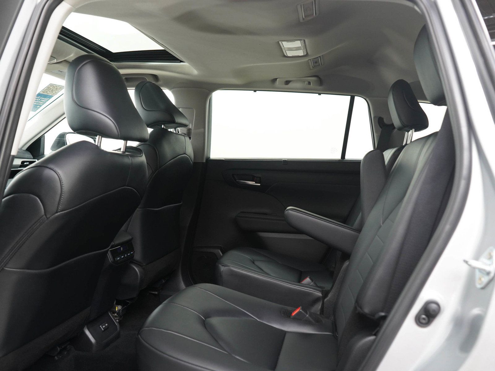 Used 2025 Toyota Highlander XLE AWD/4WD image 16