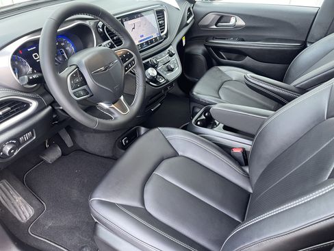 New 2026 Chrysler Pacifica Select image 13