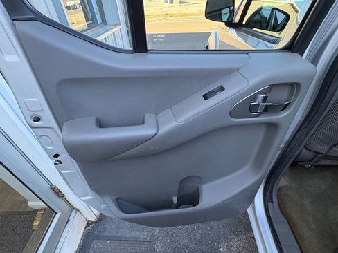 Used 2015 Nissan Frontier SV image 11