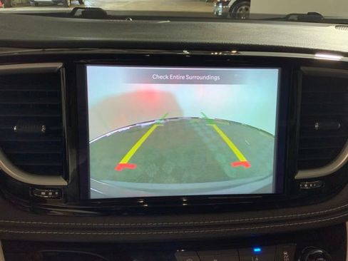 Used 2022 Chrysler Pacifica Touring-L FWD image 17