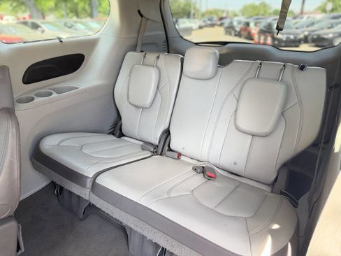 Used 2017 Chrysler Pacifica Touring-L image 23