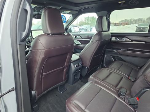 Used 2025 Ford Explorer Platinum image 34