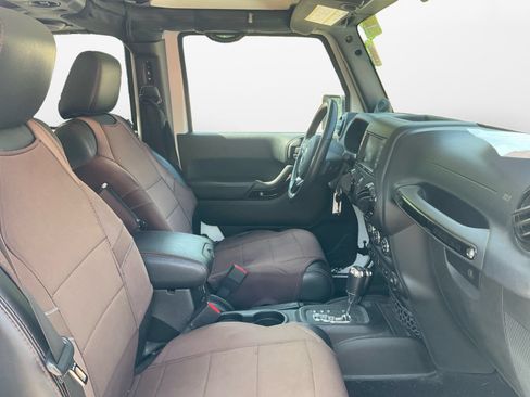 Used 2012 Jeep Wrangler Unlimited Sahara AWD/4WD image 15