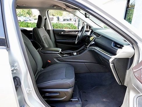 Used 2023 Jeep Grand Cherokee L Laredo RWD image 11