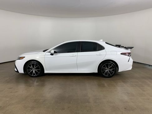 Used 2023 Toyota Camry SE image 16