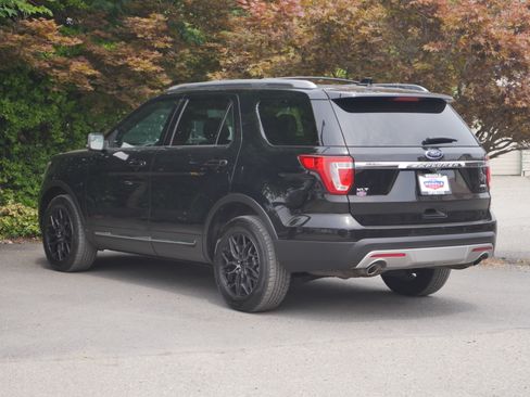 Used 2017 Ford Explorer XLT w/ Equipment Group 201A AWD/4WD image 17
