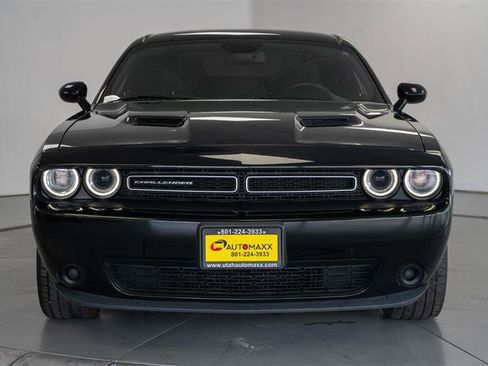 Used 2017 Dodge Challenger SXT image 2