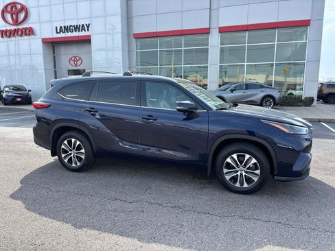 Used 2022 Toyota Highlander XLE image 2