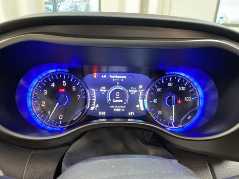 Used 2024 Chrysler Pacifica Touring-L image 26