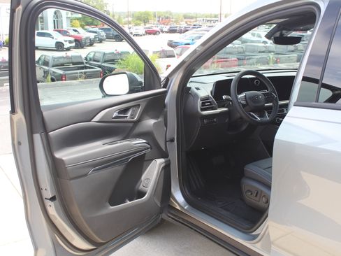 New 2026 Chevrolet Traverse LT w/ Midnight/Sport Edition AWD/4WD image 8
