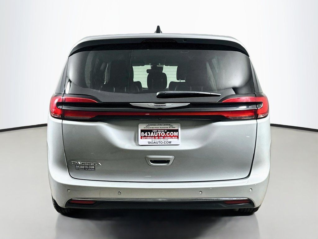 Used 2024 Chrysler Pacifica Touring-L FWD image 6