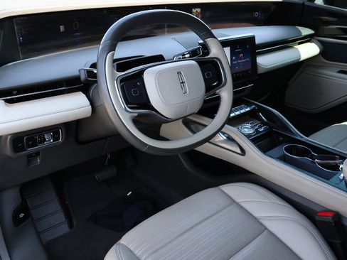 Used 2024 Lincoln Nautilus Reserve AWD/4WD image 3