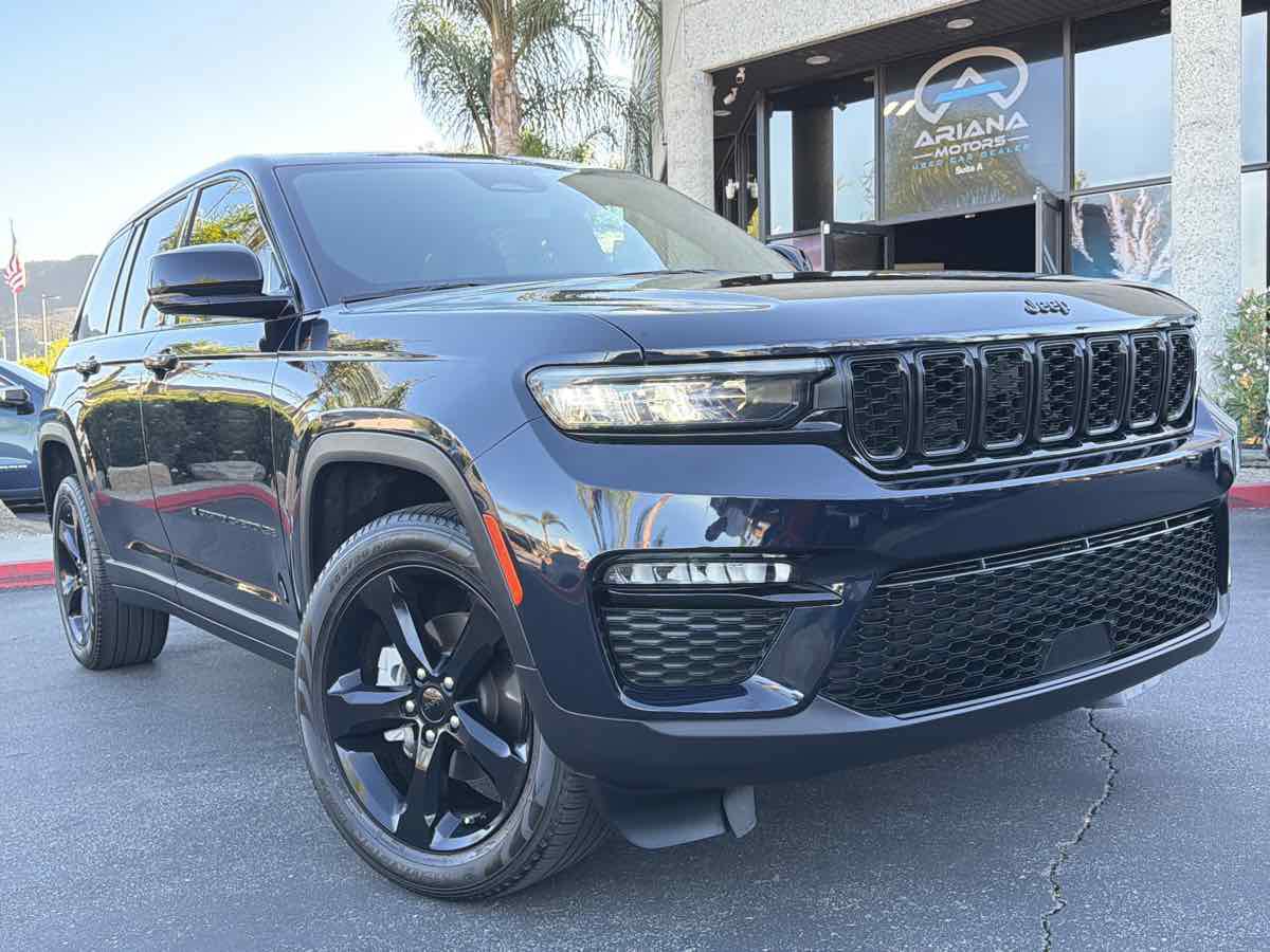 Used 2024 Jeep Grand Cherokee Limited w/ Black Appearance Package RWD image 12