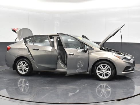 Used 2018 Chevrolet Cruze LT w/ Convenience Package FWD image 36