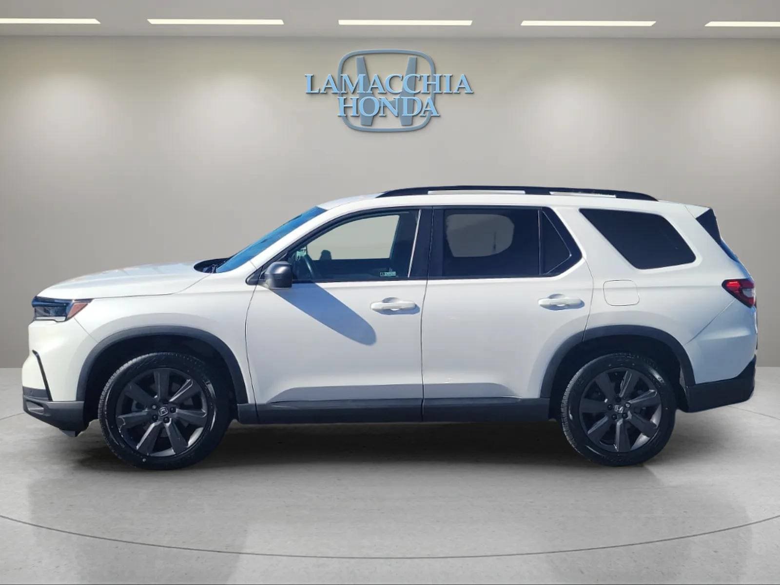Used 2023 Honda Pilot Sport image 2