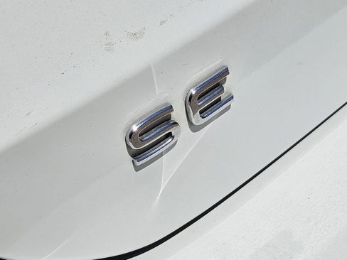 Used 2024 Volkswagen Taos SE image 8