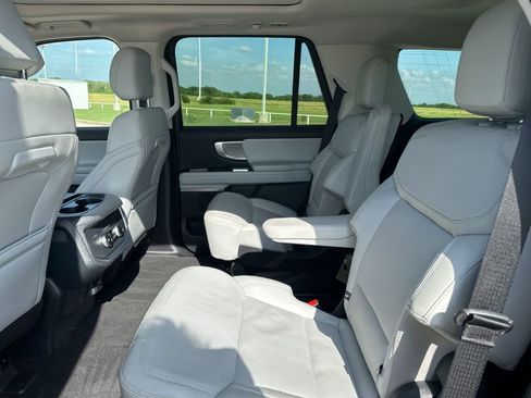 Used 2025 Ford Expedition Platinum image 11