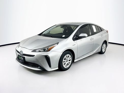 Used 2020 Toyota Prius LE FWD image 3