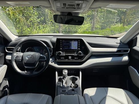 Used 2022 Toyota Highlander XLE AWD/4WD image 2