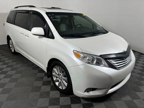 Used 2011 Toyota Sienna Limited w/ Premium Pkg image 3