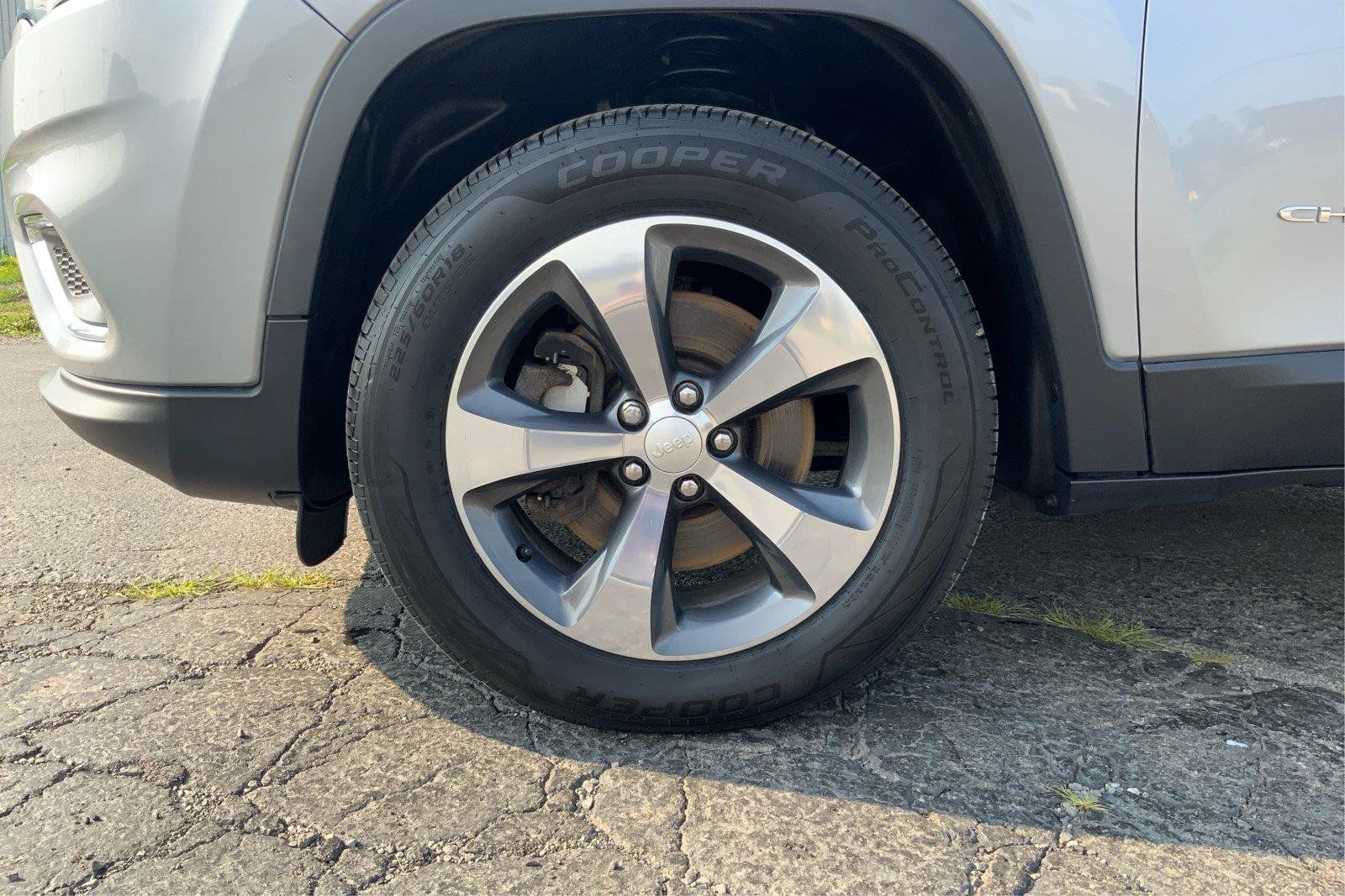 Used 2019 Jeep Cherokee Limited AWD/4WD image 29