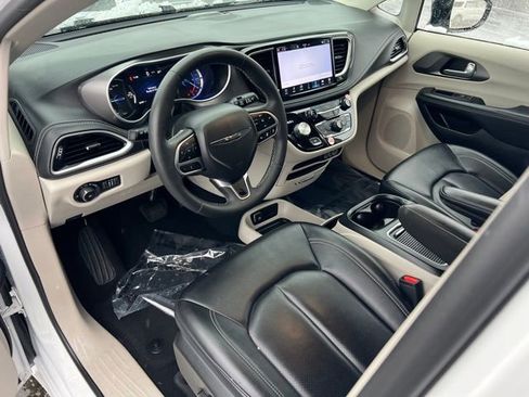 Used 2024 Chrysler Pacifica Select image 13