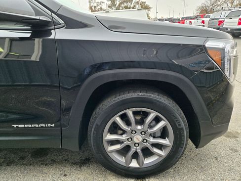 Used 2024 GMC Terrain SLT image 11