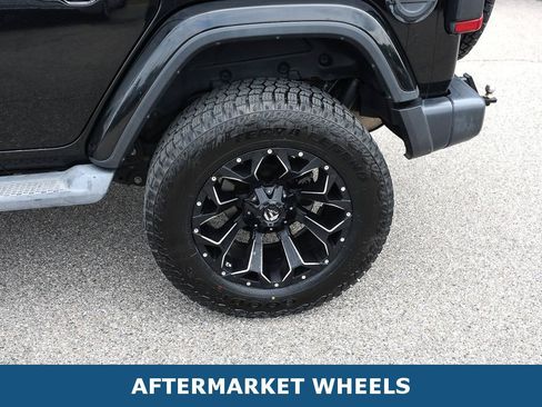 Used 2018 Jeep Wrangler Unlimited Sahara AWD/4WD image 3