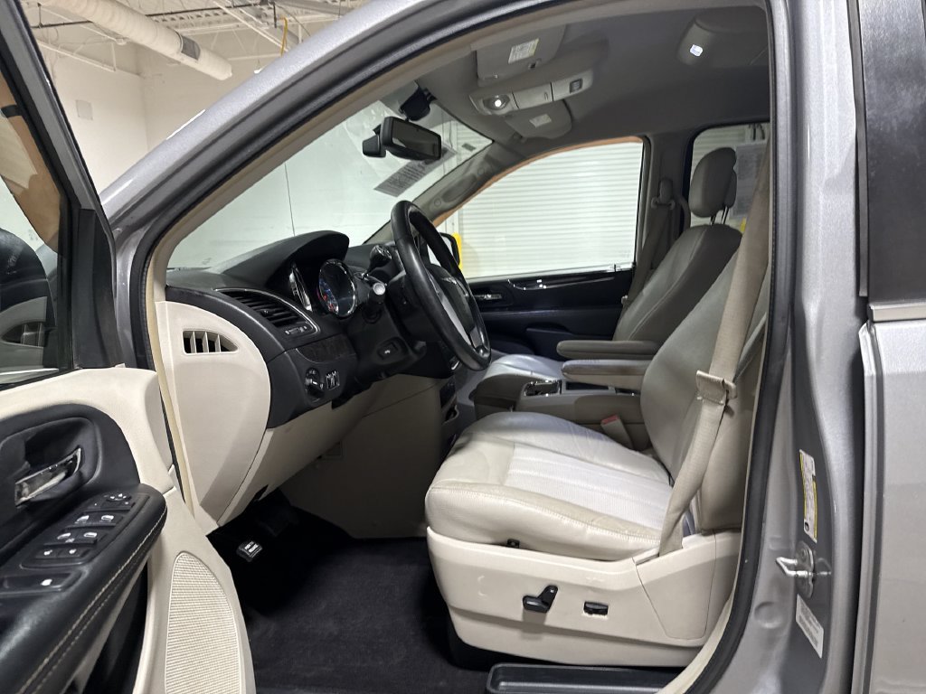 Used 2014 Chrysler Town & Country Touring-L w/ Driver Convenience Group FWD image 20