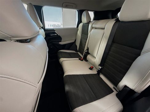 Used 2025 Mitsubishi Outlander SE FWD image 17