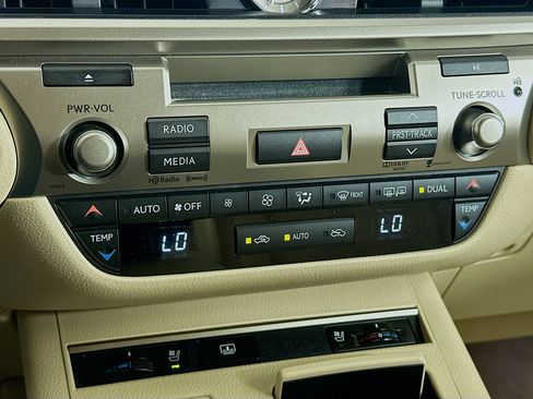 Used 2013 Lexus ES 300h w/ Luxury Pkg FWD image 24