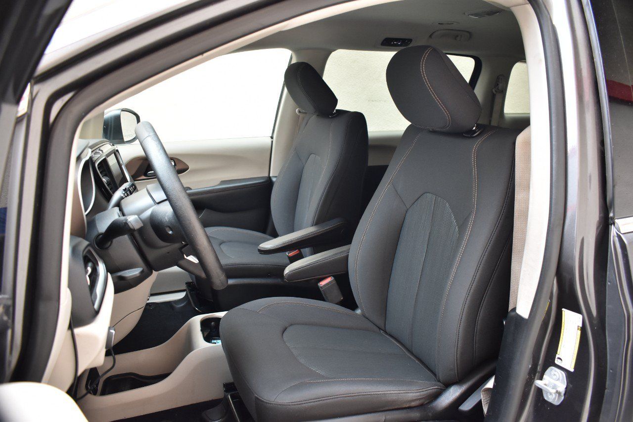 Used 2019 Chrysler Pacifica L FWD image 16