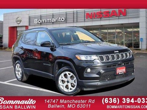 Used 2025 Jeep Compass Latitude w/ Sun & Sound Group AWD/4WD image 1