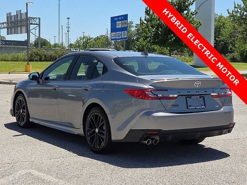 Used 2025 Toyota Camry SE FWD image 4