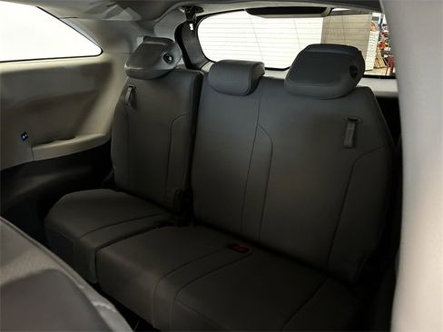 Used 2021 Toyota Sienna XLE image 26