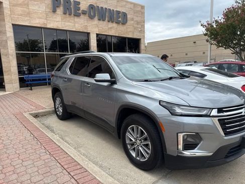 Used 2023 Chevrolet Traverse LT FWD image 3