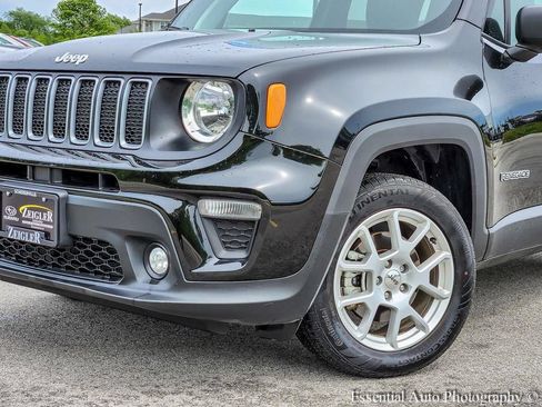 Used 2023 Jeep Renegade Latitude w/ Sun/Sound Group AWD/4WD image 3