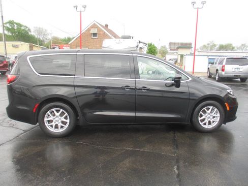 Used 2023 Chrysler Pacifica Touring-L FWD image 9