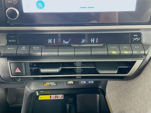 Used 2025 Toyota Camry LE w/ Convenience Package image 34