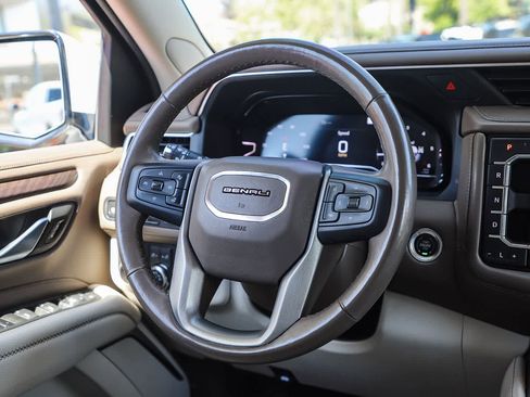 Used 2022 GMC Yukon XL Denali AWD/4WD image 17