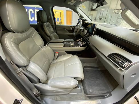 Used 2018 Lincoln Navigator Select w/ Technology Package RWD image 24