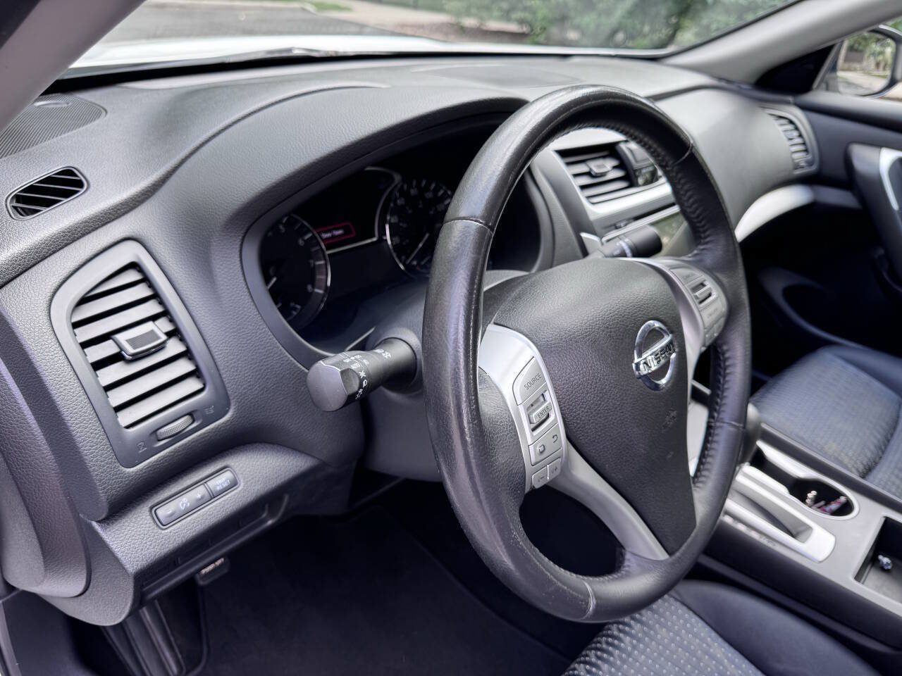 Used 2016 Nissan Altima 2.5 SV w/ Convenience Package FWD image 14
